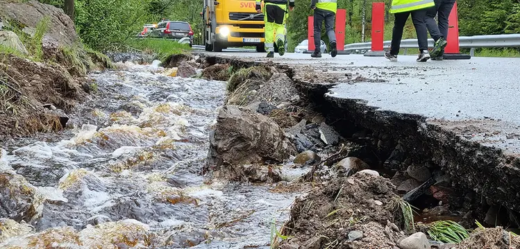 När vägarna översvämmas är det Svevia eller någon annan av Trafikverkets vägentreprenörer som står i frontlinjen för att förebygga olyckor och skador på vägar och infrastruktur.